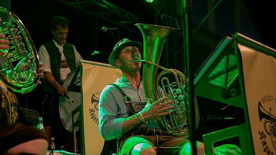 Am Dienstag spielte der Menzl im Festzelt Weckmann auf. Diese Blasmusikfreunde waren mit dabei.