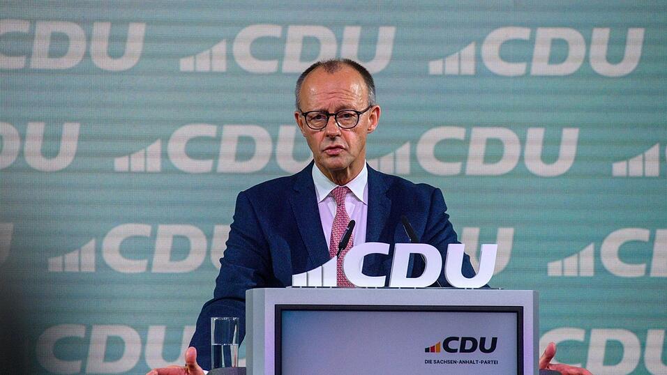 Bundeskanzler Friedrich Merz (CDU) betrachtet es als Glück und Zufall, im Westen geboren und aufgewachsen zu sein. Bundeskanzler Friedrich Merz (CDU) betrachtet es als Glück und Zufall, im Westen geboren und aufgewachsen zu sein.