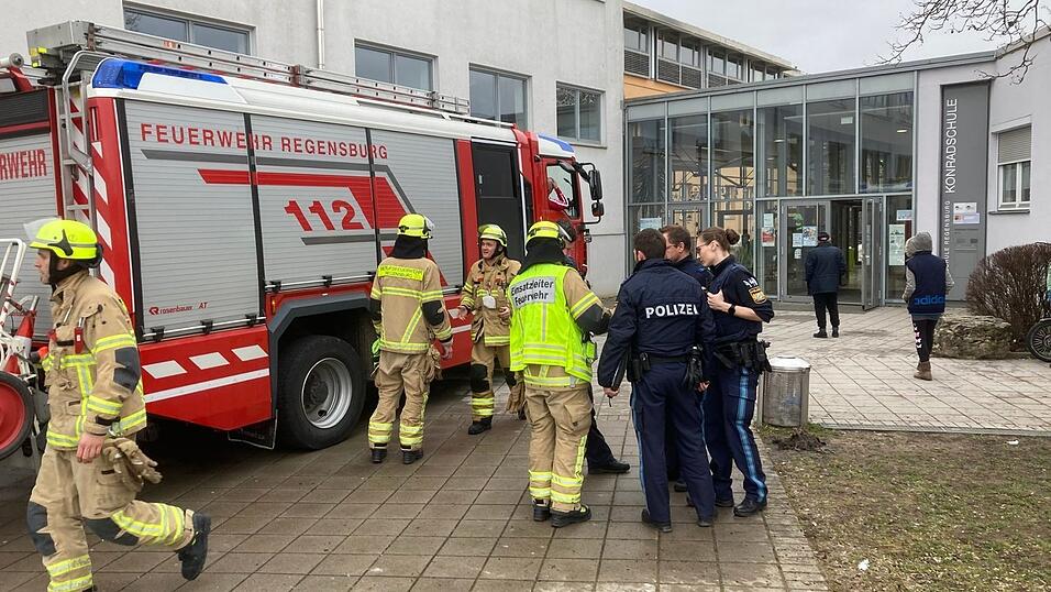 In der Konradschule in Regensburg kam es am Montagmittag zu einer Rauchentwicklung. In der Konradschule in Regensburg kam es am Montagmittag zu einer Rauchentwicklung.