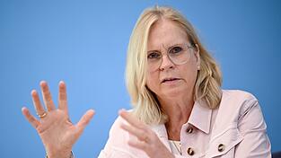 «Viele haben ihn gekannt, aber man hat nicht an jeder Stelle die richtigen Schlüsse daraus gezogen», sagt die CSU-Politikerin Lindholz über den Fall Aschaffenburg. «Viele haben ihn gekannt, aber man hat nicht an jeder Stelle die richtigen Schlüsse daraus gezogen», sagt die CSU-Politikerin Lindholz über den Fall Aschaffenburg.