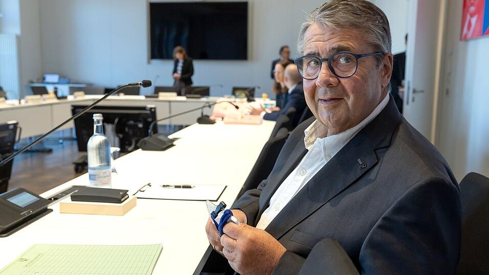 Ex-Wirtschaftsminister Sigmar Gabriel sagte vor dem Untersuchungsausschusses zur Stiftung Klima- und Umweltschutz MV in Schwerin aus. Ex-Wirtschaftsminister Sigmar Gabriel sagte vor dem Untersuchungsausschusses zur Stiftung Klima- und Umweltschutz MV in Schwerin aus.