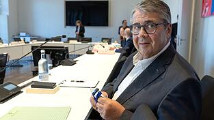 Ex-Wirtschaftsminister Sigmar Gabriel sagte vor dem Untersuchungsausschusses zur Stiftung Klima- und Umweltschutz MV in Schwerin aus. Ex-Wirtschaftsminister Sigmar Gabriel sagte vor dem Untersuchungsausschusses zur Stiftung Klima- und Umweltschutz MV in Schwerin aus.