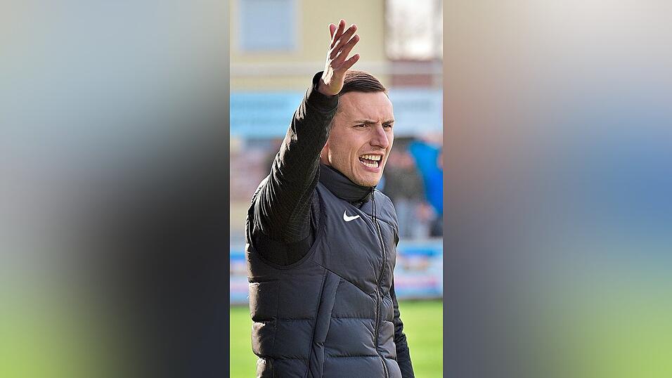 Der 31-j&auml;hrige Tobias Beck, Trainer der SpVgg Hankofen-Hailing, steht in Ansbach vor seinem 100. Spiel als Regionalliga-Trainer.