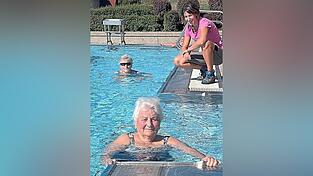 Fast t&auml;glich sind die beiden Schwestern Lilly (vorne) und Lore Niedermayer zum Fr&uuml;hschwimmen im Freibad anzutreffen. Das ist sicher auch ein Grund f&uuml;r ihr gutes Aussehen mit &uuml;ber 90 Jahren (Lilly) und Ende 70 (Lore). Sie sch&auml;tzen die Bewegung im Bad und freuen sich auch mit Betriebsleiterin Anna Schr&auml;ml (r.) &uuml;ber die gute Saison 2026.