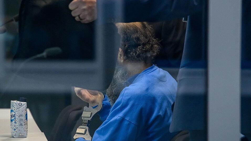 Der Angeklagte sitzt in einer Glaskabine im Verhandlungssaal. Der Angeklagte sitzt in einer Glaskabine im Verhandlungssaal.