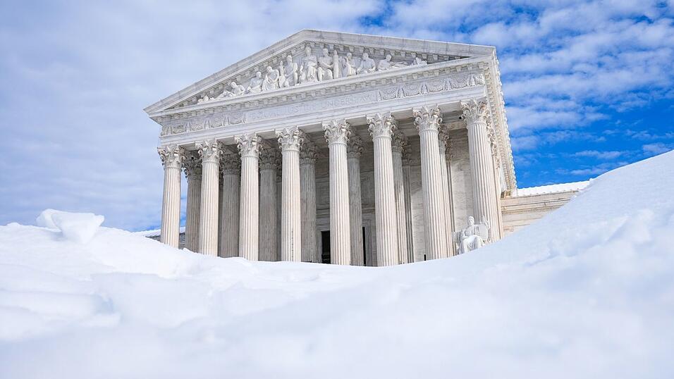 Menschen kämpfen in den USA mit Schneemassen und Kälte. Menschen kämpfen in den USA mit Schneemassen und Kälte.