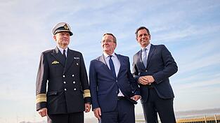 Der Inspekteur der Marine, Vizeadmiral Wilhelm Tobias Abry, Bundesverteidigungsminister Boris Pistorius und Niedersachsens Ministerpräsident Olaf Lies (beide SPD, l-r) stellten die Pläne für den neuen Marinehafen in Emden vor. Der Inspekteur der Marine, Vizeadmiral Wilhelm Tobias Abry, Bundesverteidigungsminister Boris Pistorius und Niedersachsens Ministerpräsident Olaf Lies (beide SPD, l-r) stellten die Pläne für den neuen Marinehafen in Emden vor.