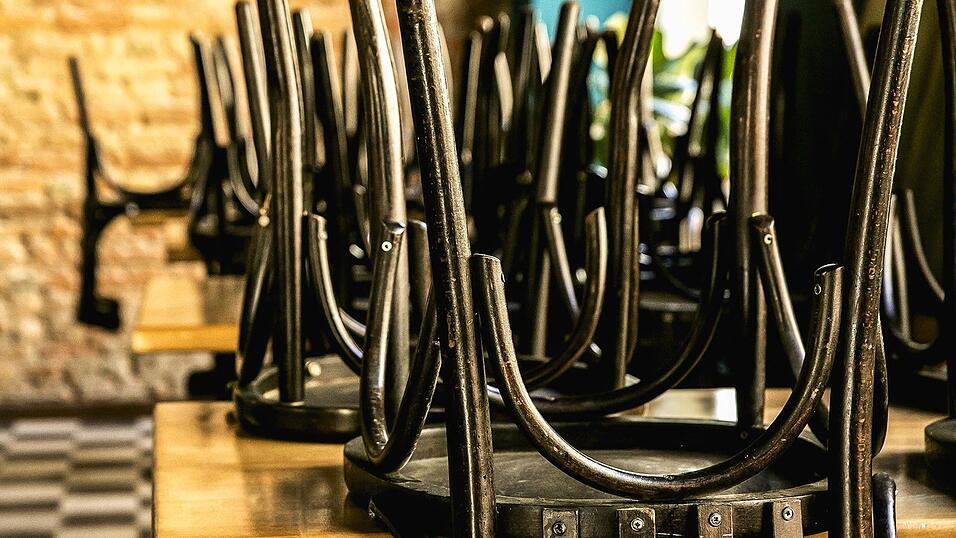 Stühle hoch: Kaum eine Branche ist so stark von den Corona-Einschränkungen betroffen wie die Gastronomie und Hotellerie. Stühle hoch: Kaum eine Branche ist so stark von den Corona-Einschränkungen betroffen wie die Gastronomie und Hotellerie.