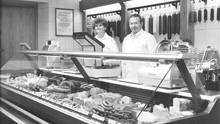 Otto und Thea Stern nach der Erneuerung ihres Ladens im Jahr 1986