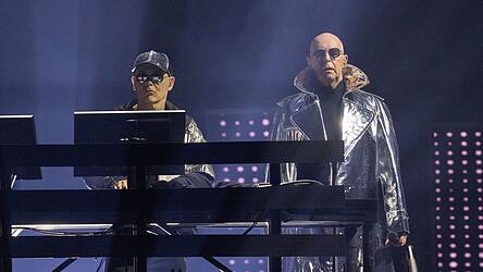 Neil Tennant (rechts) und Chris Lowe von den Pet Shop Boys bei einem Konzert 2023 in London. (Archivbild)