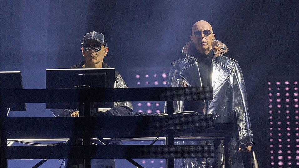 Neil Tennant (rechts) und Chris Lowe von den Pet Shop Boys bei einem Konzert 2023 in London. (Archivbild) Neil Tennant (rechts) und Chris Lowe von den Pet Shop Boys bei einem Konzert 2023 in London. (Archivbild)