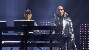 Neil Tennant (rechts) und Chris Lowe von den Pet Shop Boys bei einem Konzert 2023 in London. (Archivbild)