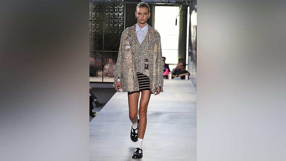 London, 17. September 2018: Verena Kreiml läuft für die Frühjahrs- und Sommerkollektion von Burberry. Für die damals 18-Jährige war der Lauf auf der Fashion Week der erste Auftritt als Model. London, 17. September 2018: Verena Kreiml läuft für die Frühjahrs- und Sommerkollektion von Burberry. Für die damals 18-Jährige war der Lauf auf der Fashion Week der erste Auftritt als Model.