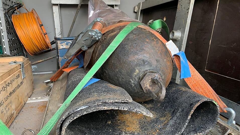 Die entsch&auml;rfte Bombe beim Abtransport.