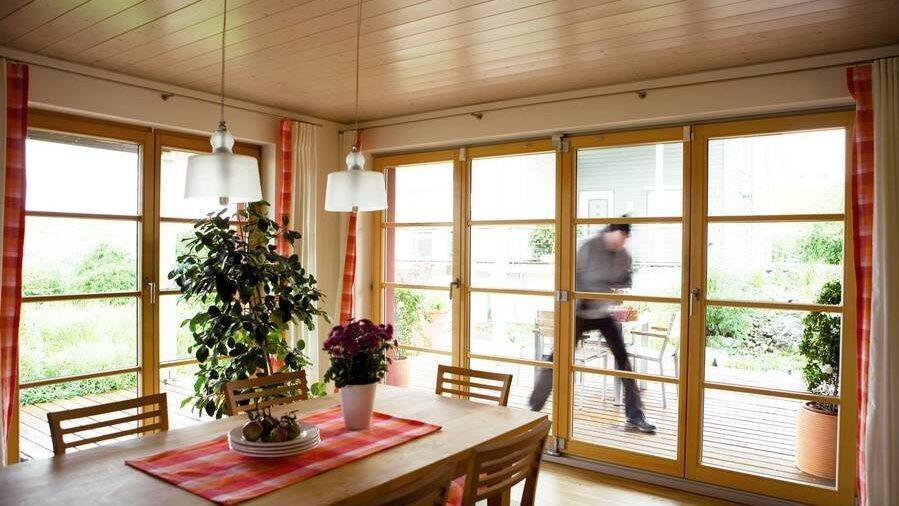 Alle zwei Minuten wird hierzulande in ein Haus oder eine Wohnung eingebrochen. Der Staat hat darauf reagiert und gibt nun Zuschüsse zum Einbruchschutz. Alle zwei Minuten wird hierzulande in ein Haus oder eine Wohnung eingebrochen. Der Staat hat darauf reagiert und gibt nun Zuschüsse zum Einbruchschutz.