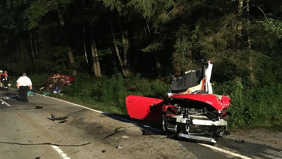 Ein Mann starb bei dem Frontalcrash, drei weitere Personen wurden teils schwer verletzt.