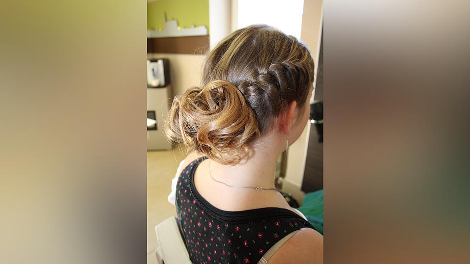 (Foto: Pfeffer)Fertig ist die zweite Variante dieser Frisur. (Foto: Pfeffer)Fertig ist die zweite Variante dieser Frisur.