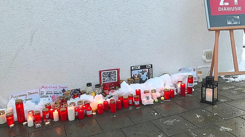 Der Jahnturm vor dem Stadion wurde zum Trauerort f&uuml;r die Fans.