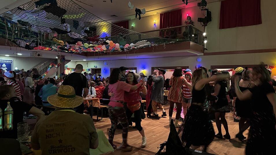 Viel Stimmung und Gelegenheit zum Tanzen gab es auf dem Lumpenball in Viechtach.