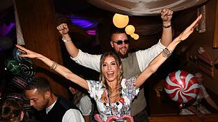 Cathy Hummels und Rapper Kollegah feiern im Cafe Kaiserschmarren.