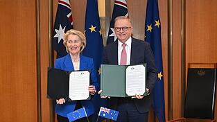 EU-Kommissionspr&auml;sidentin von der Leyen und Australiens Premier Albanese posierten strahlend vor der Presse.
