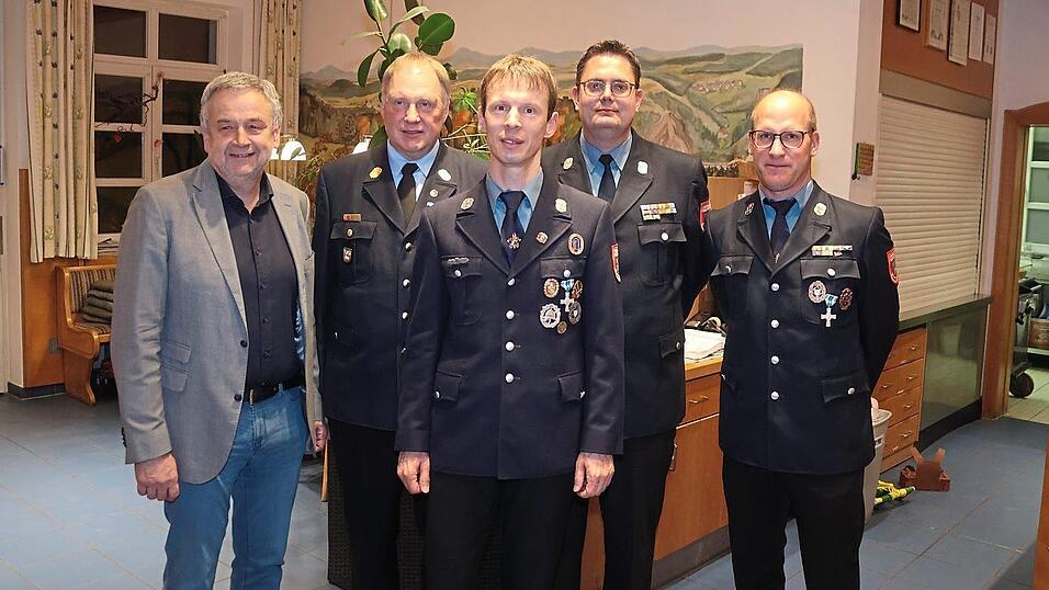 Martin Fuchs (Mitte) wird mit der Feuerwehr-Ehrennadel des Kreisfeuerwehrverbandes in Bronze ausgezeichnet.