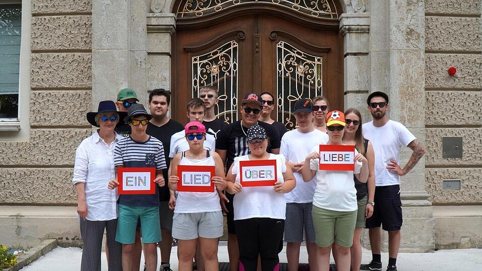 Die Macherinnen und Macher des Songs des Bildungszentrums St. Wolfgang in Straubing. Die Macherinnen und Macher des Songs des Bildungszentrums St. Wolfgang in Straubing.