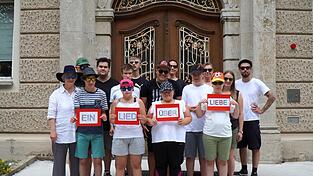 Die Macherinnen und Macher des Songs des Bildungszentrums St. Wolfgang in Straubing. Die Macherinnen und Macher des Songs des Bildungszentrums St. Wolfgang in Straubing.
