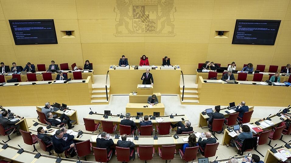 Am 8. Oktober wählt Bayern einen neuen Landtag. Die jüngste Umfrage sieht wenig Veränderungen im Vergleich zum Wahlergebnis von 2018. Am 8. Oktober wählt Bayern einen neuen Landtag. Die jüngste Umfrage sieht wenig Veränderungen im Vergleich zum Wahlergebnis von 2018.