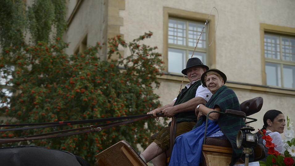 Zahlreiche Musik- und Trachtengruppen zogen nach dreij&auml;hriger Pause am Freitagabend zum Festplatz Am Hagen.&nbsp;