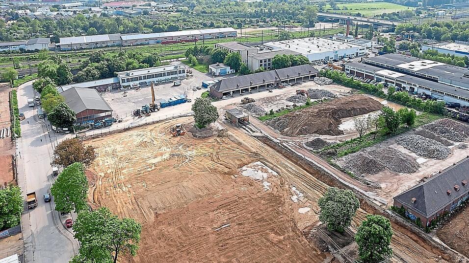 Das Areal der ehemaligen Prinz-Leopold-Kaserne, das von der Stadtbau bebaut werden soll. Am oberen linken Bildrand sieht man die Gewerbehallen und den kleinen quadratischen Kubus, die derzeit sozio-kulturell zwischengenutzt werden. Das Areal der ehemaligen Prinz-Leopold-Kaserne, das von der Stadtbau bebaut werden soll. Am oberen linken Bildrand sieht man die Gewerbehallen und den kleinen quadratischen Kubus, die derzeit sozio-kulturell zwischengenutzt werden.