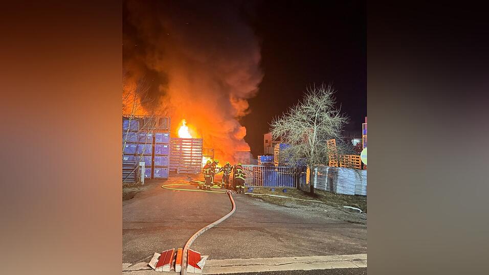 Flammen und Rauch stiegen von den brennenden Containern empor. Flammen und Rauch stiegen von den brennenden Containern empor.