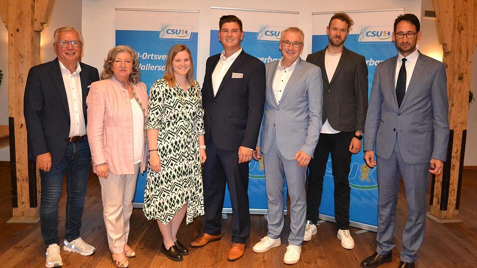 Gratulierten dem CSU-B&uuml;rgermeisterkandidaten Julius Bayer (Mitte): Ottmar Hirschbichler (v.l.), Gudrun Zollner, Lorena Jakob, Werner Bumeder, Thomas Horneck und Dr. Holger Sagmeister.
