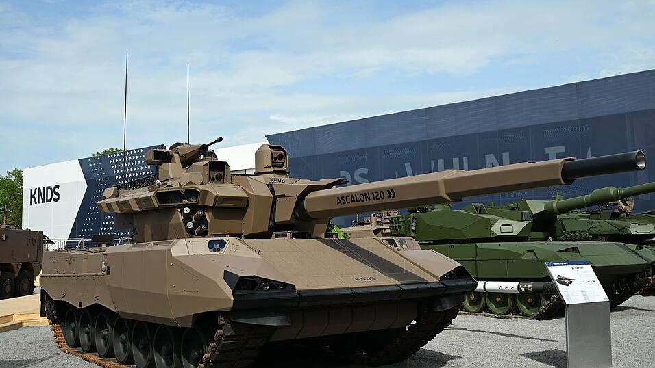 Der Capint-Kampfpanzer von KNDS France, rechts daneben in grün zwei Leopard-Kampfpanzer. Der Capint-Kampfpanzer von KNDS France, rechts daneben in grün zwei Leopard-Kampfpanzer.