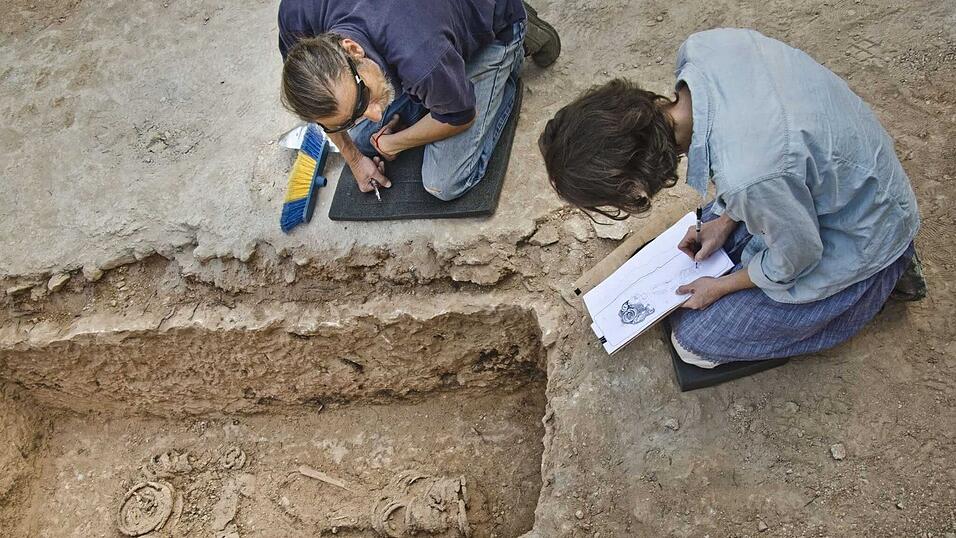 Archäologen finden Leiche von Nonne mit schweren Eisenringen Archäologen finden Leiche von Nonne mit schweren Eisenringen