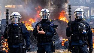 Martialische Bilder vor dem EU-Parlament. Martialische Bilder vor dem EU-Parlament.