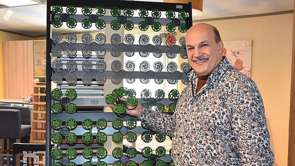 Franz Haimerl zeigt einen Hopfenteller-Lattenrost. Mit einem neuen Award will er gesellschaftliches Engagement hervorheben.