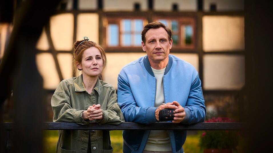 Charlie (Josefine Preuß) und Moritz (Patrick Kalupa) stehen nebeneinander. Wie geht es mit den beiden weiter? Charlie (Josefine Preuß) und Moritz (Patrick Kalupa) stehen nebeneinander. Wie geht es mit den beiden weiter?