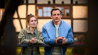 Charlie (Josefine Preu&szlig;) und Moritz (Patrick Kalupa) stehen nebeneinander. Wie geht es mit den beiden weiter?