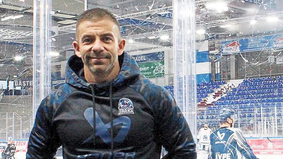 Giovanni Willudda ist Fitnesstrainer bei den Straubing Tigers. Eine seiner Hauptaufgaben besteht darin, den Kader - vor allem in der Saisonvorbereitung - physisch und athletisch fit zu machen. Giovanni Willudda ist Fitnesstrainer bei den Straubing Tigers. Eine seiner Hauptaufgaben besteht darin, den Kader - vor allem in der Saisonvorbereitung - physisch und athletisch fit zu machen.