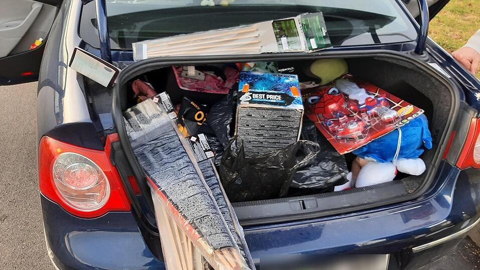 Diese illegale Pyrotechnik stellten Bundespolizisten bei einem 31-jährigen Rumänen sicher.