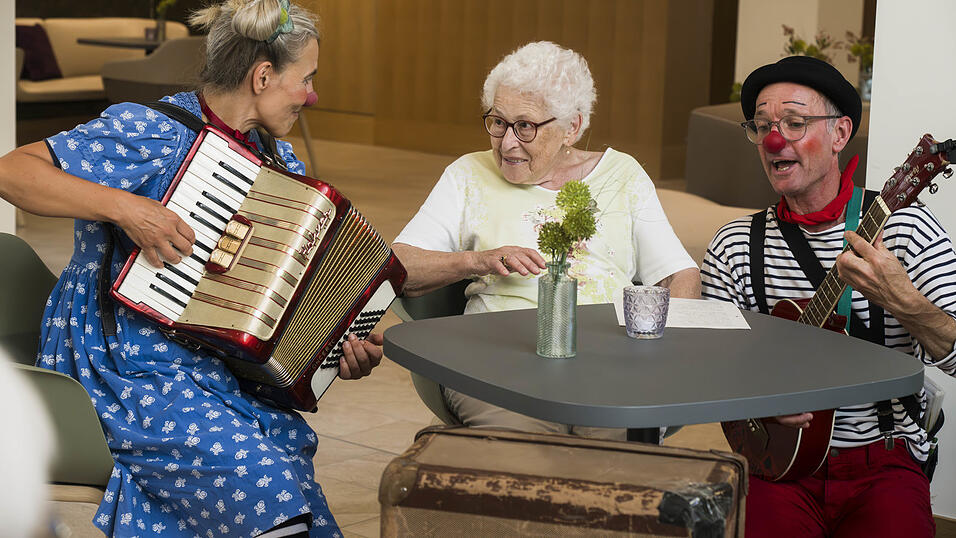 Auch in Altenheimen sind die KlinikClowns aktiv. Auch in Altenheimen sind die KlinikClowns aktiv.