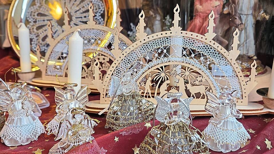 Walburga Scholz bietet in diesem Jahr wieder einige Schmuckst&uuml;cke an, die sie selbst gen&auml;ht hat.