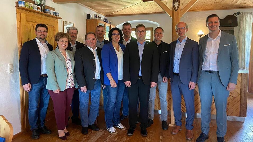 Das Führungsteam des Bayerischen Gemeindetags mit Stefan Baumgartner (Vierter von rechts) an der Spitze. Seine Stellvertreterin ist künftig Alexandra Riedl (Zweite von links). Mit dabei ist Landrat Christian Schindler, der den Bürgermeistern eine gute Zusammenarbeit zusichert. Das Führungsteam des Bayerischen Gemeindetags mit Stefan Baumgartner (Vierter von rechts) an der Spitze. Seine Stellvertreterin ist künftig Alexandra Riedl (Zweite von links). Mit dabei ist Landrat Christian Schindler, der den Bürgermeistern eine gute Zusammenarbeit zusichert.