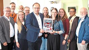 Die Ehrengäste bei der Eröffnung des Ladens von Lena Fischer (Dritte von rechts) und Christina Irrgang (Vierte von rechts). Die Ehrengäste bei der Eröffnung des Ladens von Lena Fischer (Dritte von rechts) und Christina Irrgang (Vierte von rechts).