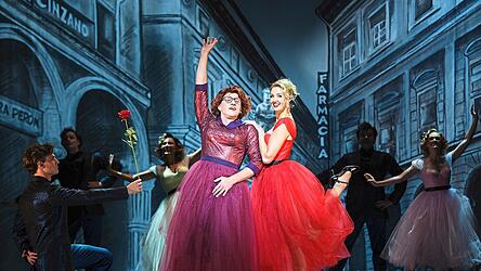 Armin Kahl als Tootsie mit Bettina Mönch in der Rolle der Julie Armin Kahl als Tootsie mit Bettina Mönch in der Rolle der Julie