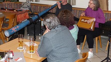 Ewald Ring und Ute Bettenhausen lie&szlig;en zwei ungew&ouml;hnliche Instrumente, ein Didgeridoo und eine Shruti-Box, erklingen. Ewald Ring f&uuml;hrte auch durch das Programm.
