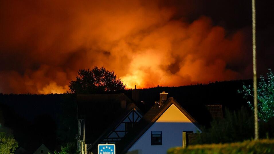 In der Nacht waren die Flammen im Hohen Venn von Monschau aus zu sehen.