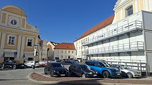 Der Regierungsplatz vor der Regierung von Niederbayern (ehemals Universität), Dominikaner- und St. Nikolaus-Kirche wird bislang ausschließlich als Parkplatz genutzt. Der Regierungsplatz vor der Regierung von Niederbayern (ehemals Universität), Dominikaner- und St. Nikolaus-Kirche wird bislang ausschließlich als Parkplatz genutzt.