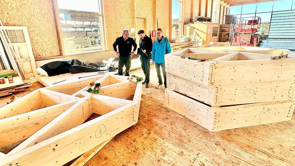 Jede Wabe wiegt zwischen 250 und 300 Kilo: Josef Penzkofer, Peter Hickl und Josef Beer (von links) erl&auml;uterten am Mittwoch den Planungsstand.